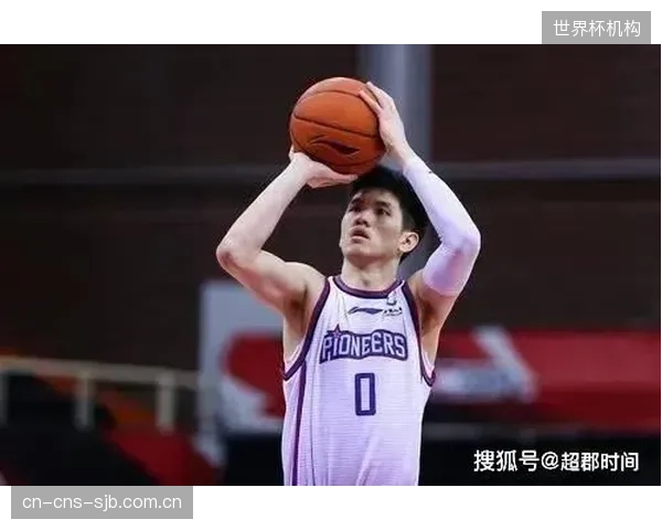 厦门大学内线黎伊扬凭借其传统中锋技术，成为补强禁区深度的可靠选择。